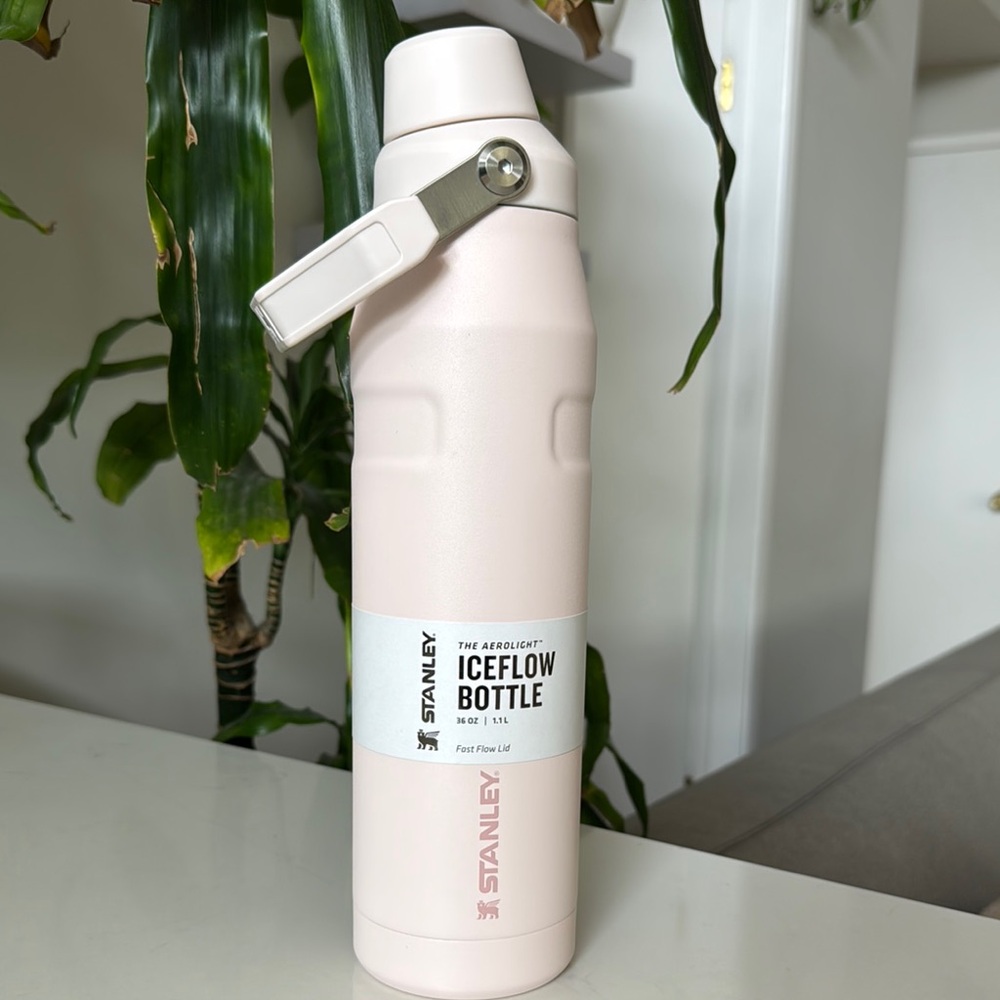 Stanley IceFlow Bottle in Rose Quartz 36oz